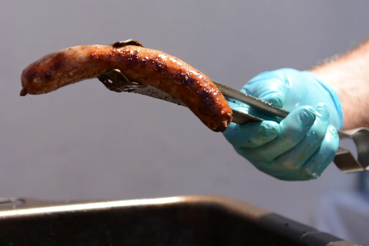 Da draussen? Da brät einer Chüngelibratwurst, also besser nicht hinschauen. Ein Bratwurst in Nahaufnahme.