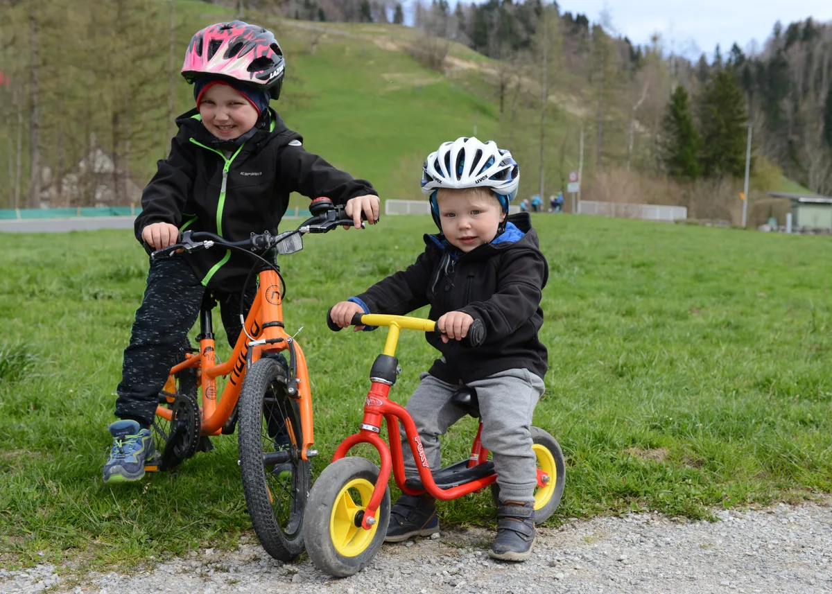 … übten sich die «Kleinen» auf ihren Velos. Zwei Buben auf ihren Velos.