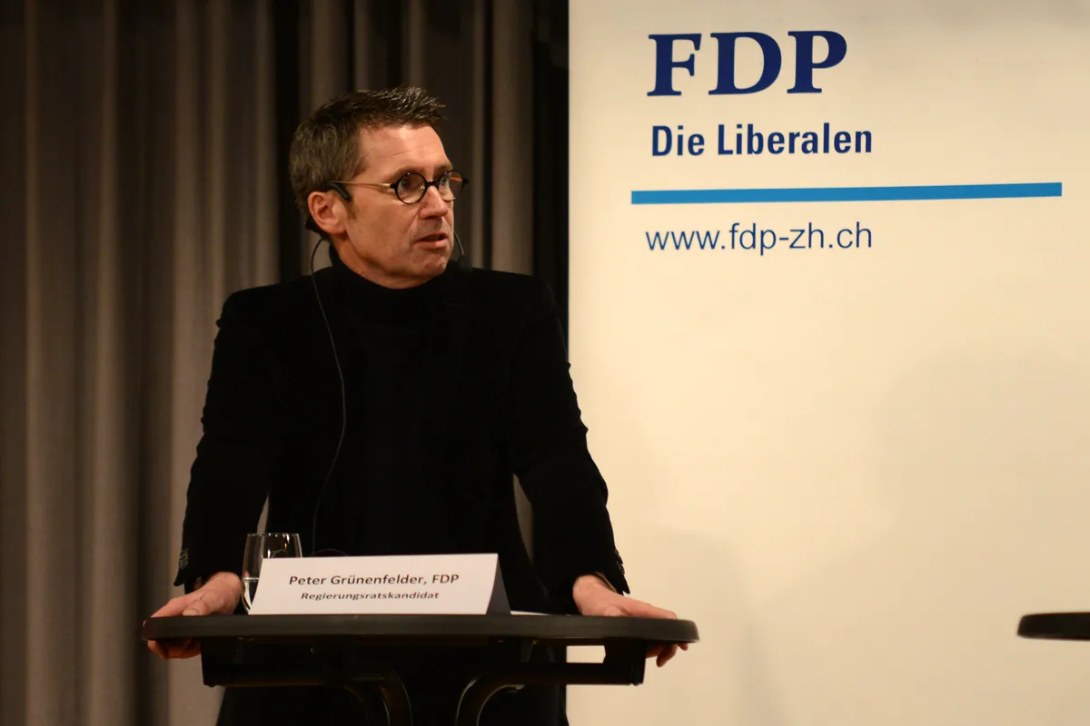 Peter Grünenfelder (FDP) wünscht sich einen Innovationspark fürs Tösstal. Man sieht einen Mann an einer Podiumsveranstaltung.