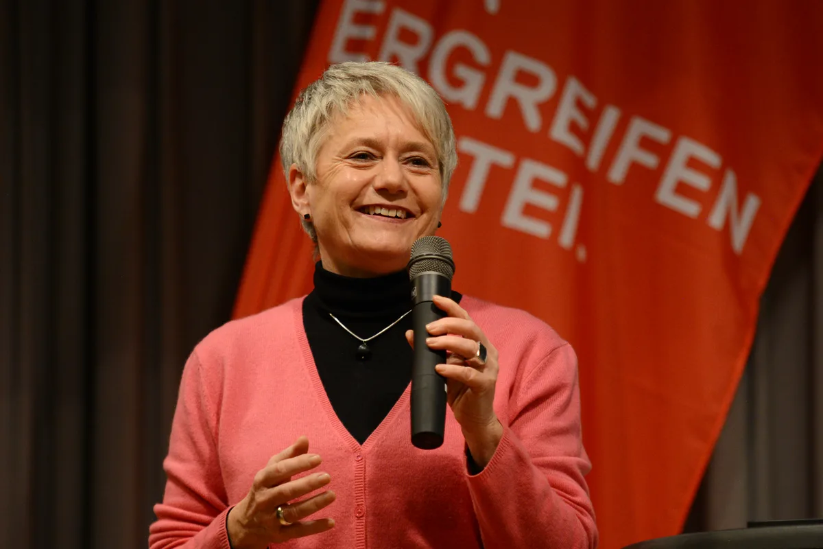 Jaqueline Fehr (SP) hob die Hochwertigkeit der lokalen Produkte hervor. Man sieht eine Frau mit Mikrofon.