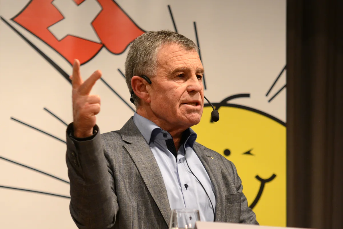 Ernst Stocker (SVP) zeigt sich etwas schokiert ob der Selbstbeschreibung der Tösstaler. Man sieht einen Mann an einer Podiumsveranstaltung.