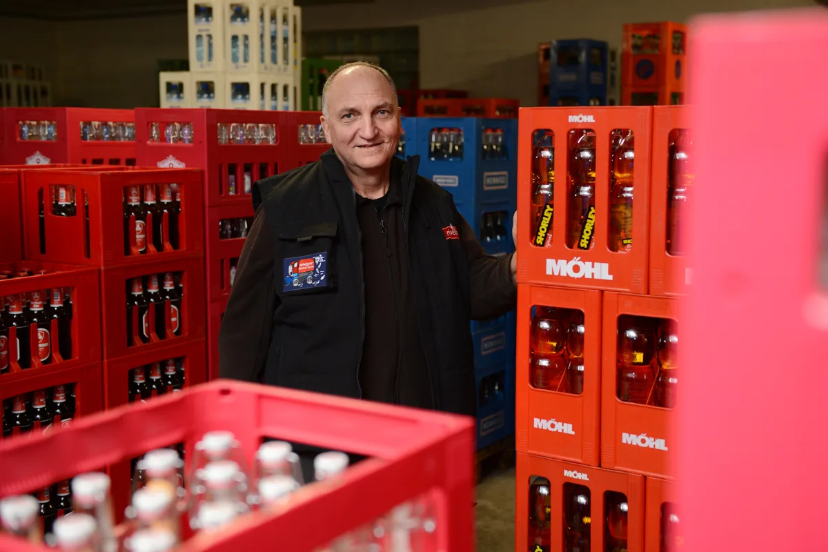 Peter Steiger im Getränkelager in Schlatt. Peter Steiger in seinem Getränkehandel-Lager in Schlatt bei Winterthur.