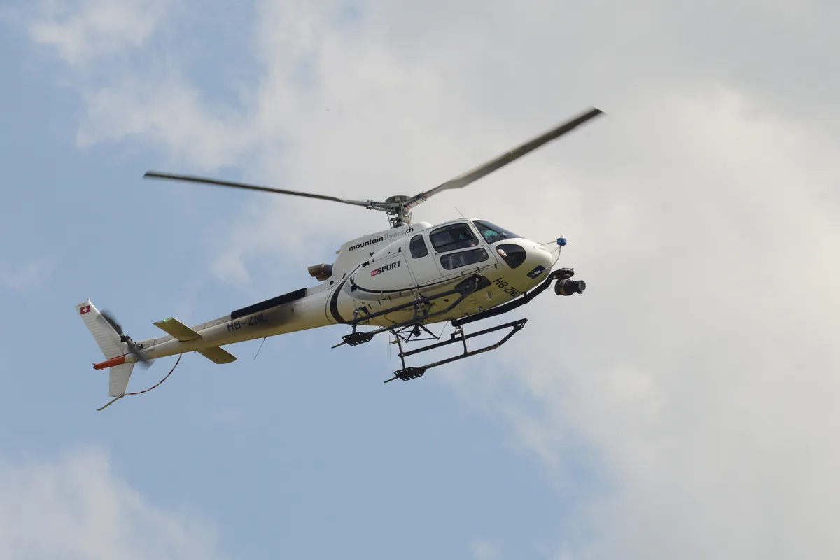 Der Tour-de-Suisse-Helikopter kreiste über Fischenthal. ein Helikopter in der Luft