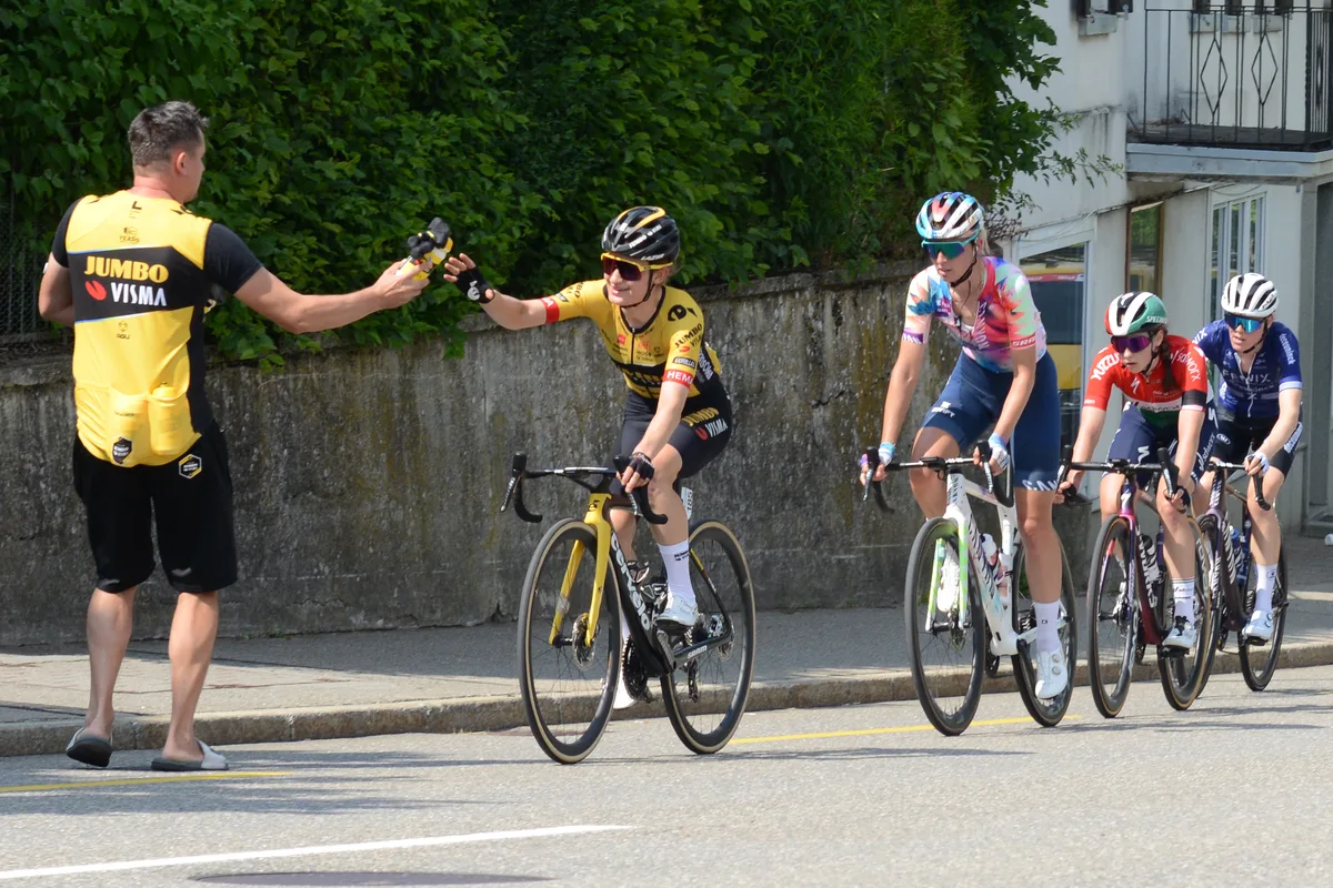 Julie Van de Velde erhält beim Anstieg in Fischenthal eine Erfrischung. Die Frauen der Tour de Suisse fuhren am 19.06.2023 durch Fischenthal.