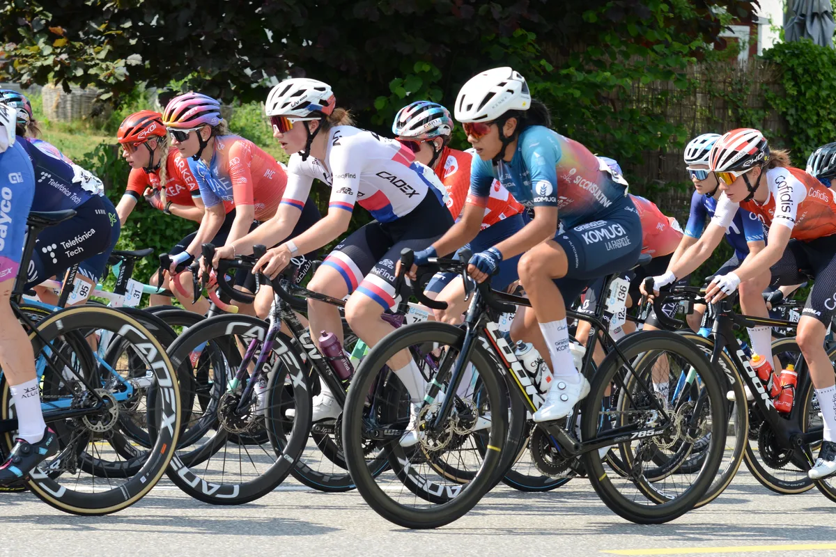Das grosse Feld hat in Fischenthal nur einen kleinen Rückstand auf die Spitzengruppe. Die Frauen der Tour de Suisse fuhren am 19.06.2023 durch Fischenthal.