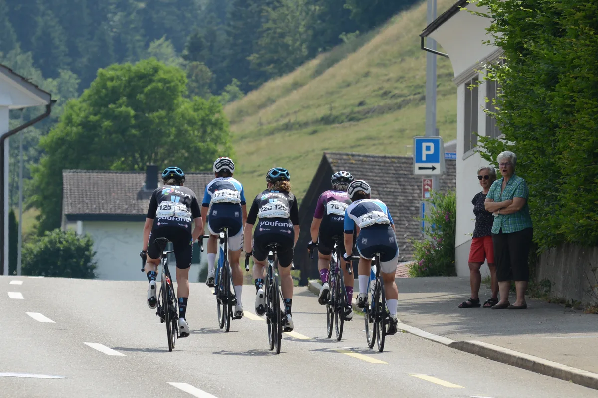 Die hinteren Fahrerinnen durchqueren auch noch Fischenthal. Die Frauen der Tour de Suisse fuhren am 19.06.2023 durch Fischenthal.