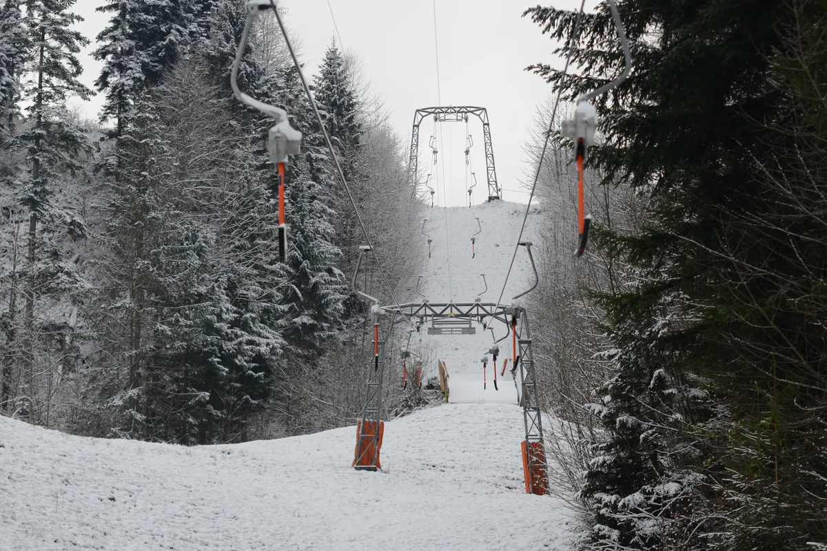 ...und Skipisten, um die Pisten zu präparieren. Samstag 17.12.2022
Schnee im Tösstal reicht knapp zum schlitteln. Hochnebel bleibt hartnäckig..