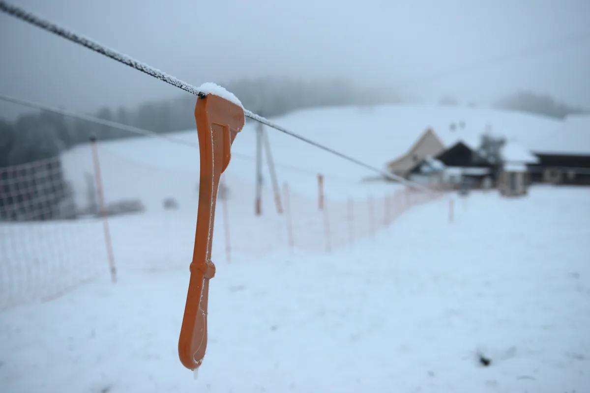 Entsprechend einsam und traurig wirkten die Skilifte. Samstag 17.12.2022
Schnee im Tösstal reicht knapp zum schlitteln. Hochnebel bleibt hartnäckig..
