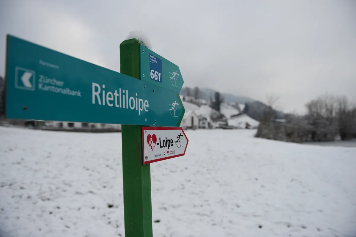 Am Samstag lag noch deutlich zu wenig Schnee auf den Loipen... Samstag 17.12.2022
Schnee im Tösstal reicht knapp zum schlitteln. Hochnebel bleibt hartnäckig..