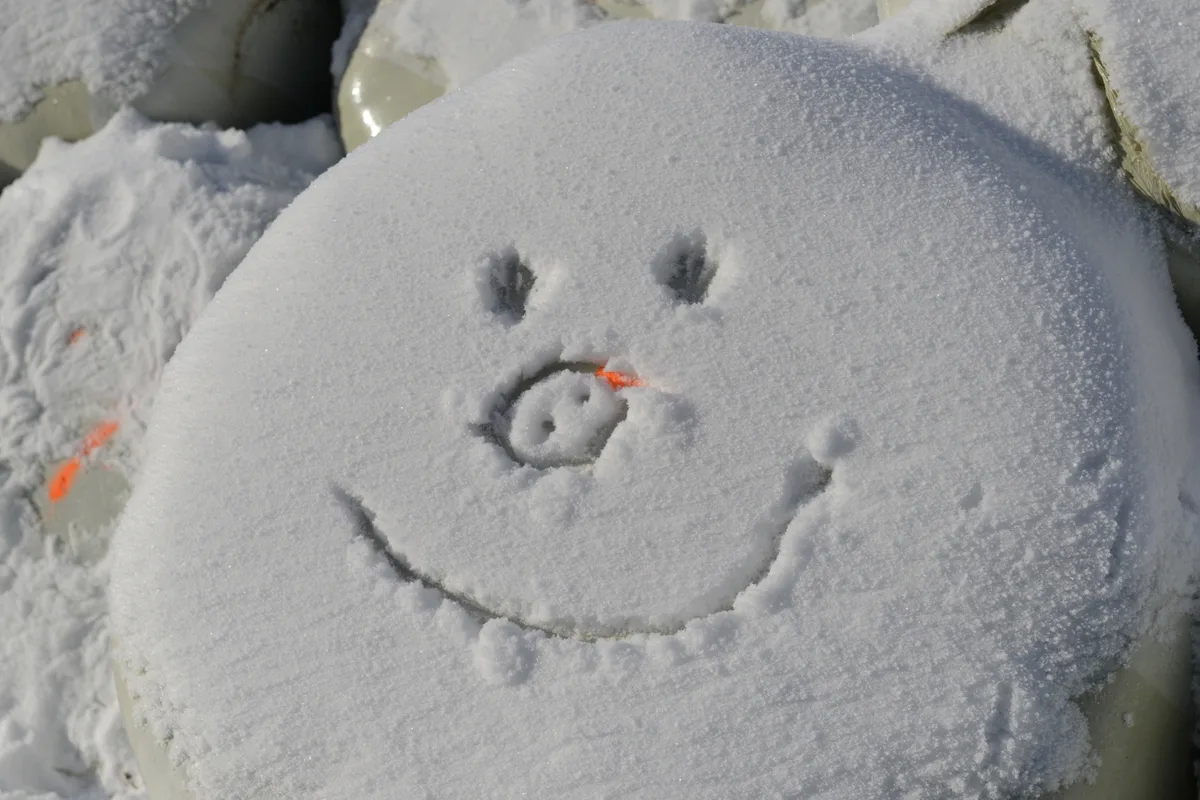 Auch dem Schneemann war zum Lachen zumute – bis er schmilzt. Schlitteln auf dem Hörnli am sonntag 18.12.2022