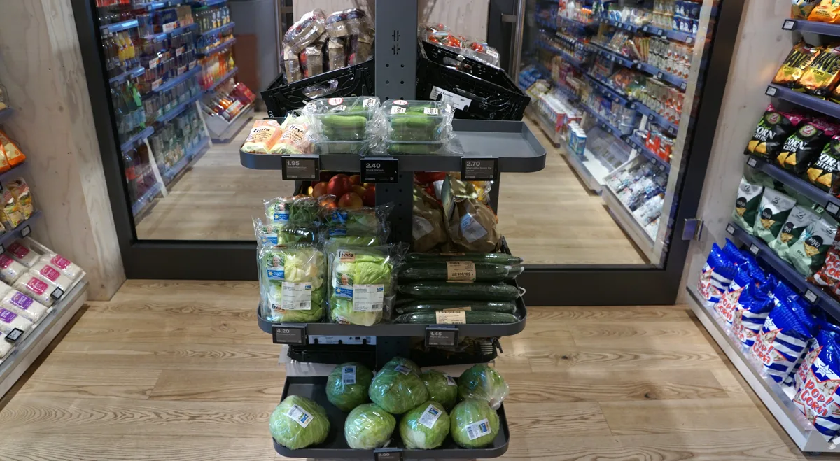 Blick ins Innere eines Migros-Teo-Selbstbedienungsladens.