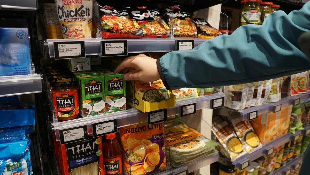 Man sieht ein Regal in einem Selbstbedienungsladen mit asiatischen Produkten.