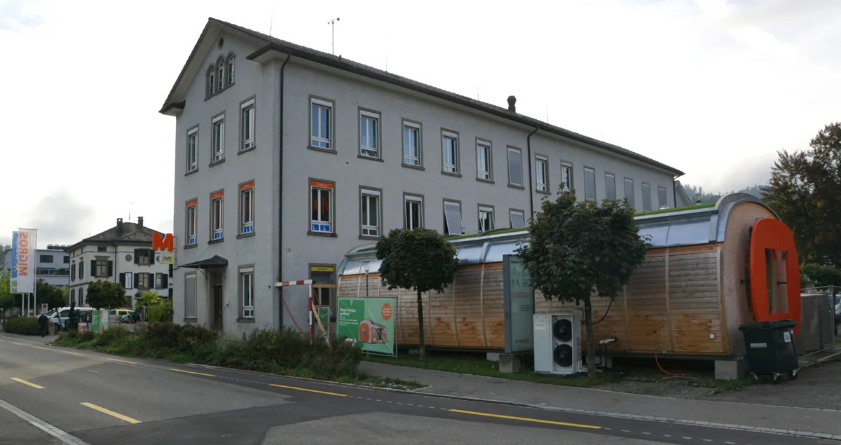 Man sieht einen Selbstbedienungsladen von aussen.