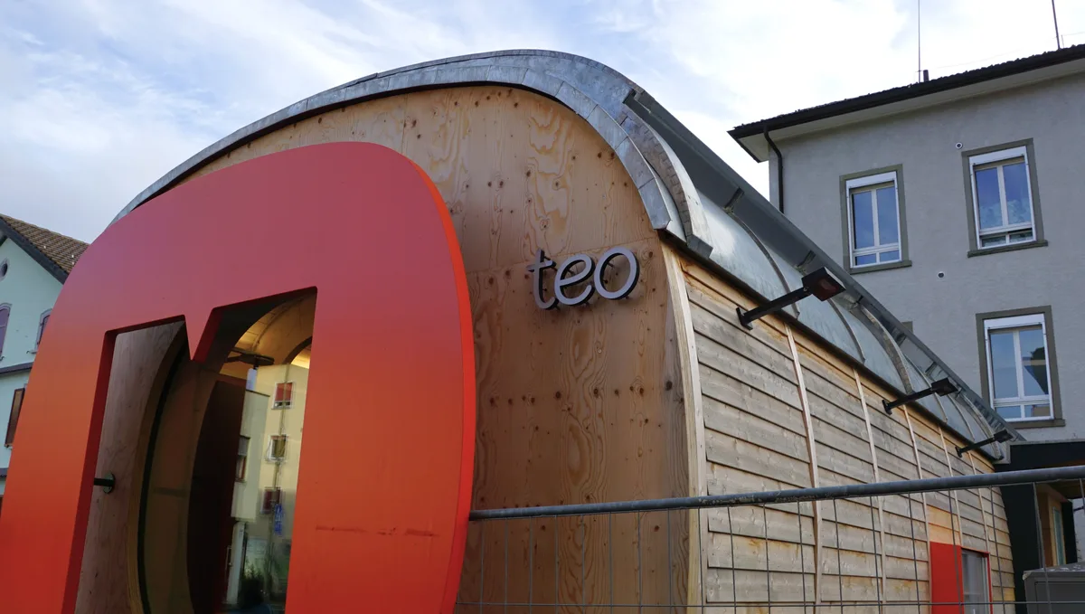 Man sieht einen Selbstbedienungsladen von aussen.