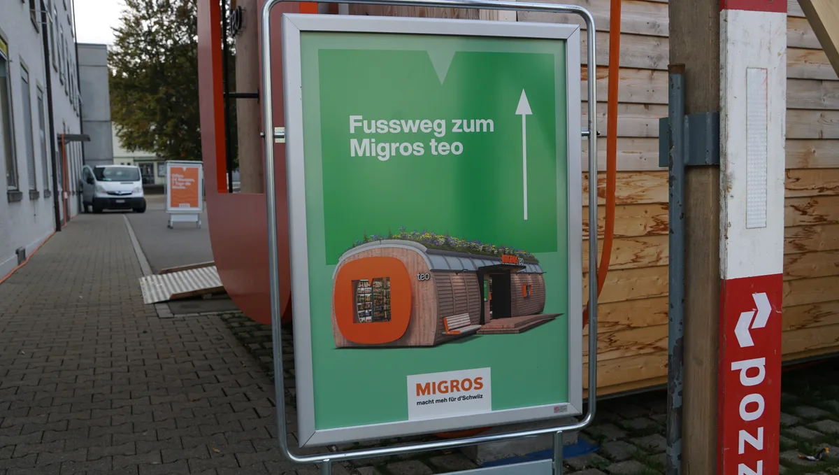 Hinweistafel bei Selbstbedienungsladen