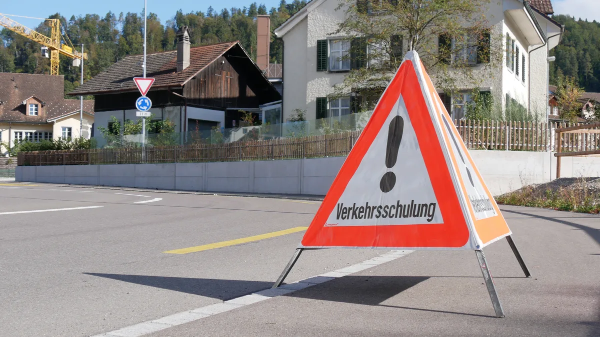 Hinweistafel am Strassenrand mit der Aufschrift «Verkehrsschulung».