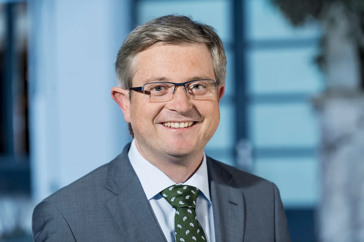 Man sieht einen Mann im Anzug.