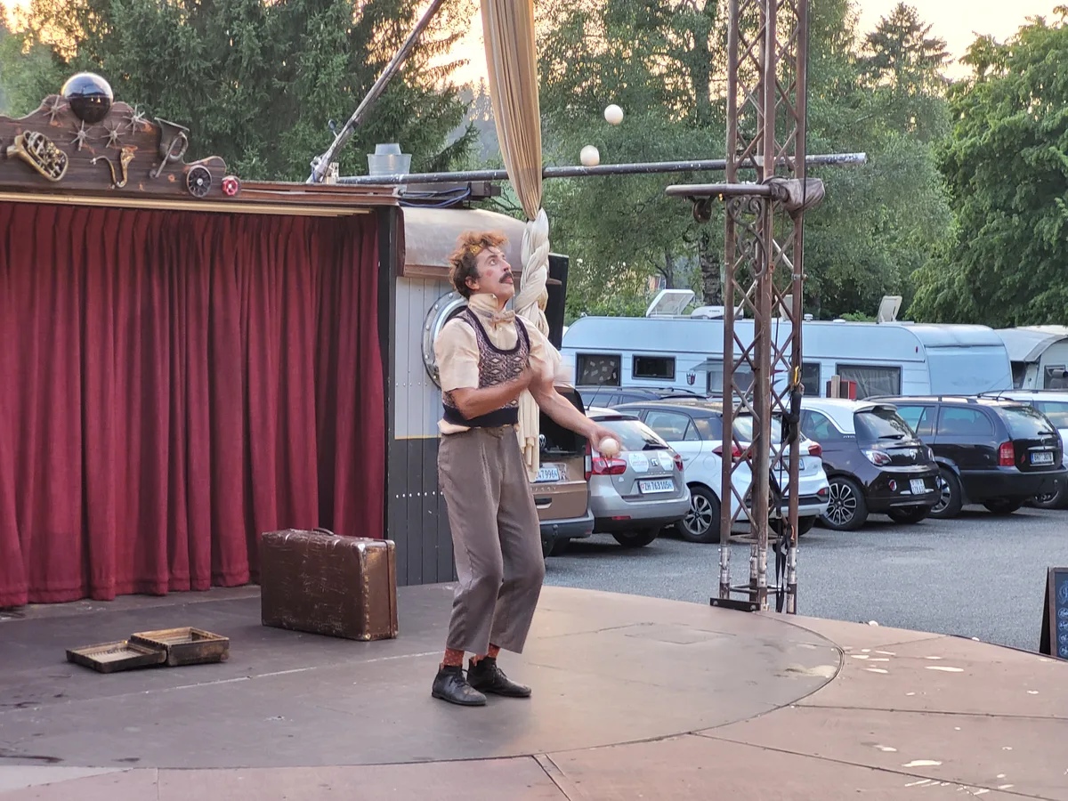 Max Meier ist Clown und Jongleur im Ensemble.