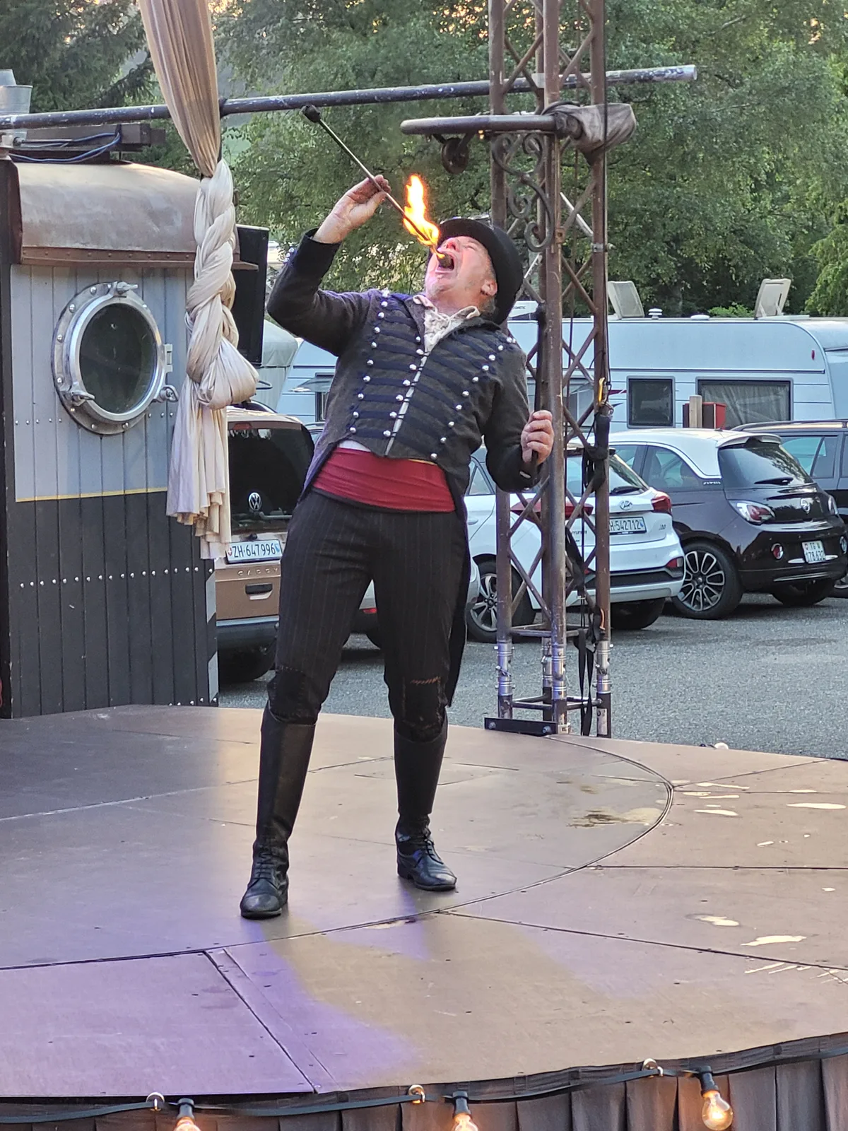 Gründer und Besitzer des Variété Pavé. Rafael Kost ist auch Feuerkünstler.