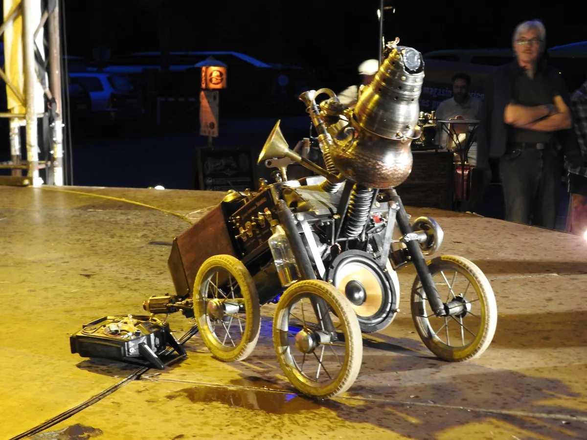 Ein Roboterhund, erbaut von Raphaelius Alva Grusser.