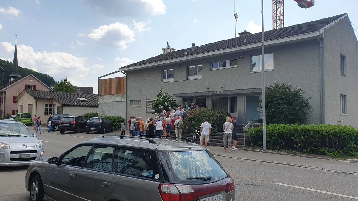 Viele Patienten haben sich vor dem Ärztezentrum Turbenthal versammelt.