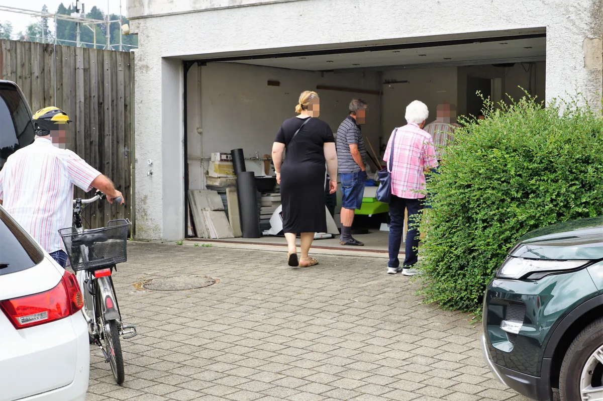 In der Garage können die Patienten ihre Akten abholen. Dafür müssen sie sich vorgängig bei der Gemeinde Turbenthal melden. Patienten betreten das Haus über die Garage.