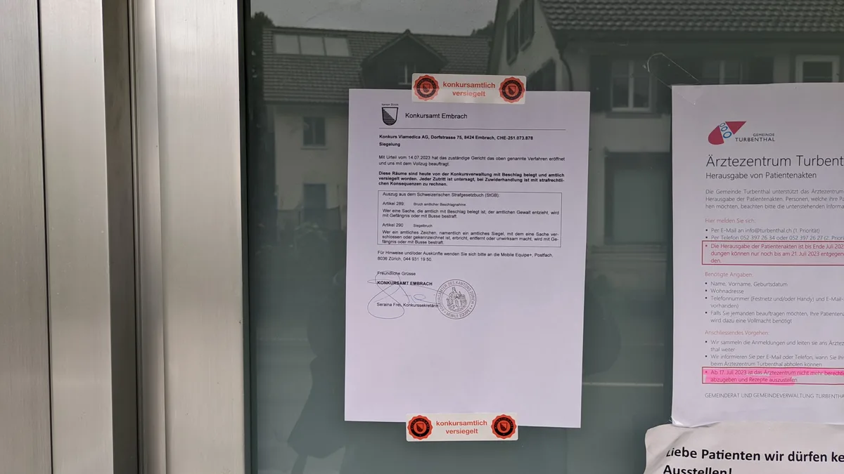 Konkursamtliches Siegel an Tür.