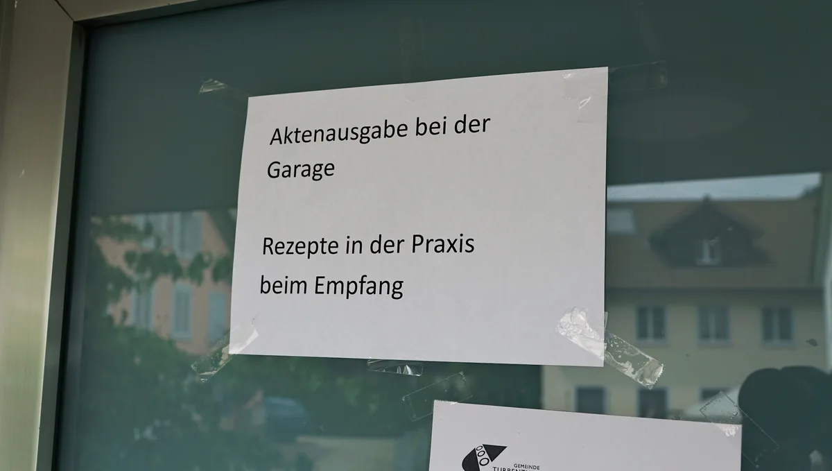 Man sieht einen Aushang an einer Glastür.