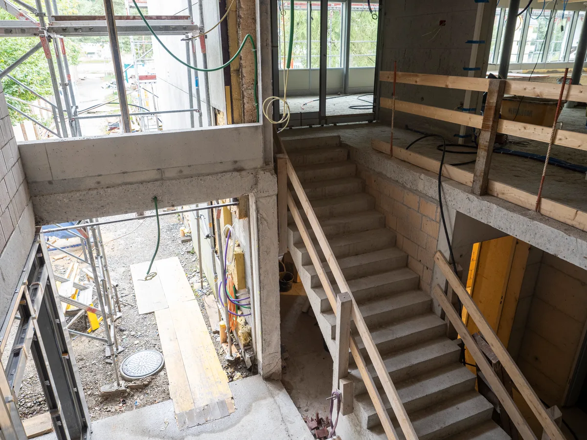 Auch im Eingangsbereich ist noch vieles in der Entstehung … Blick auf die Baustelle: Man sieht den Eingangsbereich mit der Treppe.