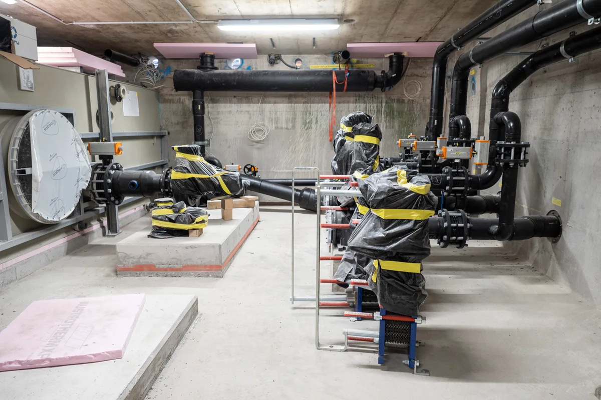 Hier befindet sich auch die Umwälzpumpenanlage, das Herzstück der Wassertechnik. Blick auf die Baustelle: Man sieht eine Umwälzpumpenanlage.