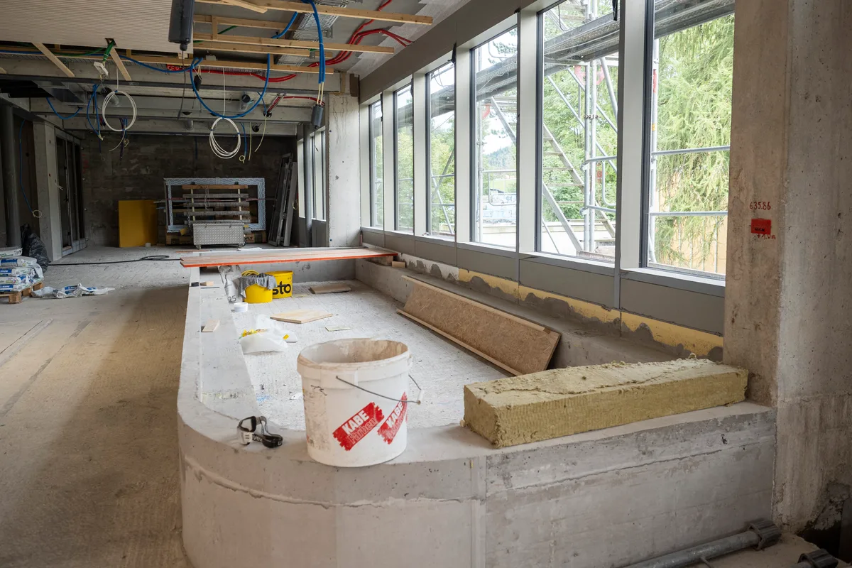 Für die kleinen Badegäste gibt es ein eigenes Planschbecken. Blick auf die Baustelle: Man sieht das kleine Planschbecken.