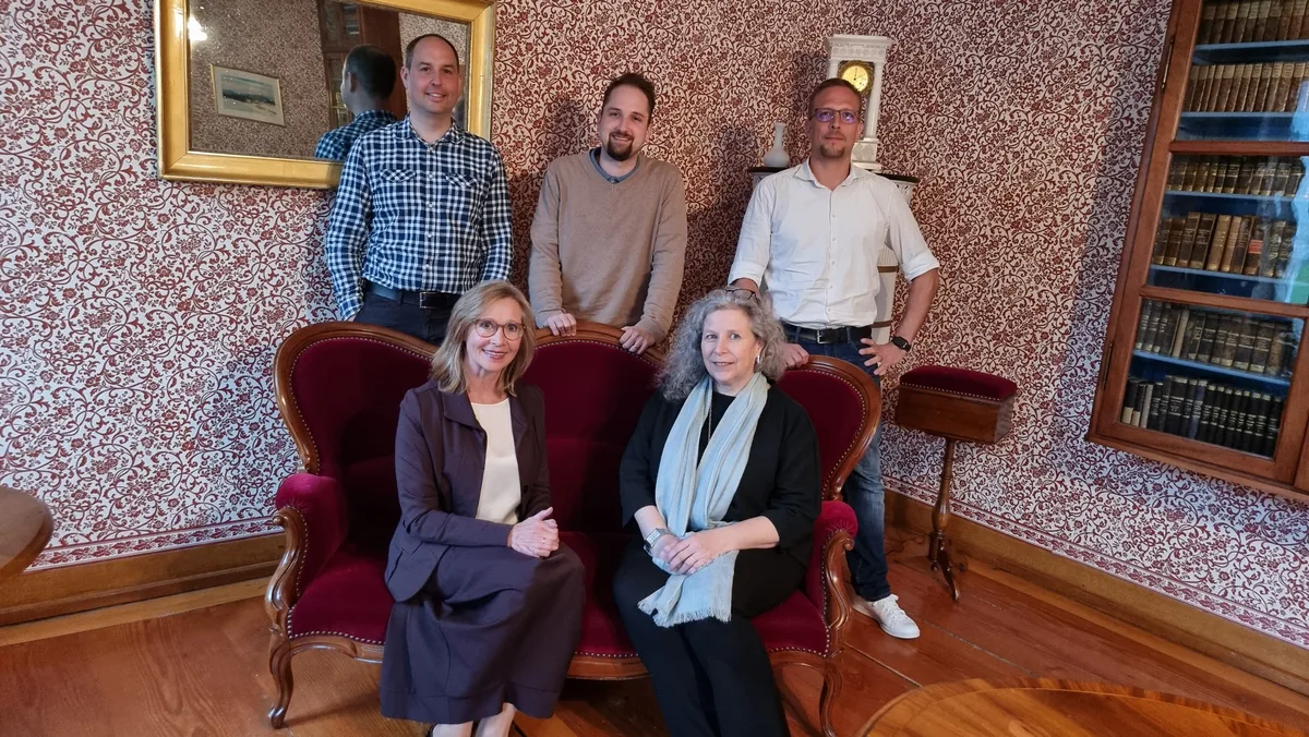 Die Betriebskommission: Swen Rüegg, Simon Mösch, Michael Hutzli (hinten, von links), Cornelia Oelschlegel und Katrin Ruzicka (vorne, von links). Man sieht drei Männer und zwei Frauen in einem alten Saal. Die Frauen sitzen auf einem Sofa, die Männer stehen dahinter.
