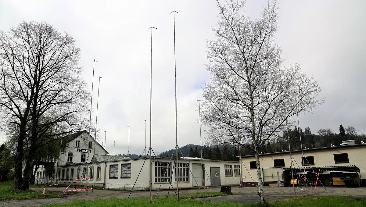 Man sieht Bauvisiere und alte Fabrikgebäude.