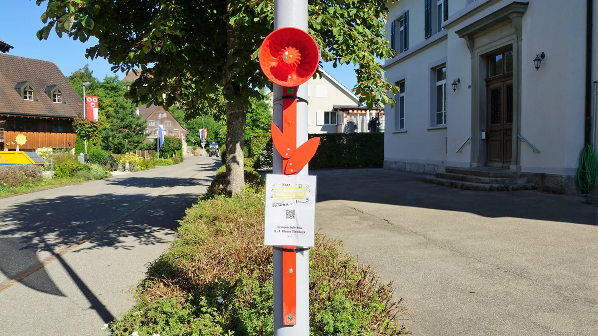 Eine Blume aus Holz mit einem Schild