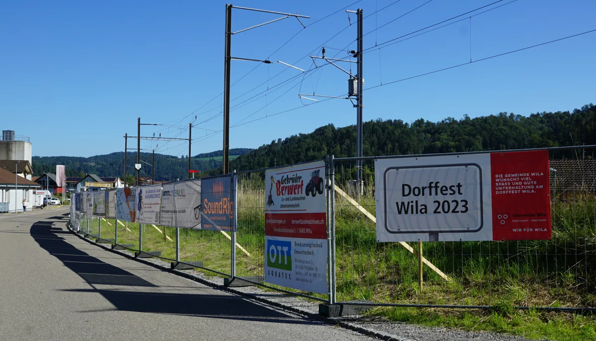 Gitter mit Plakaten