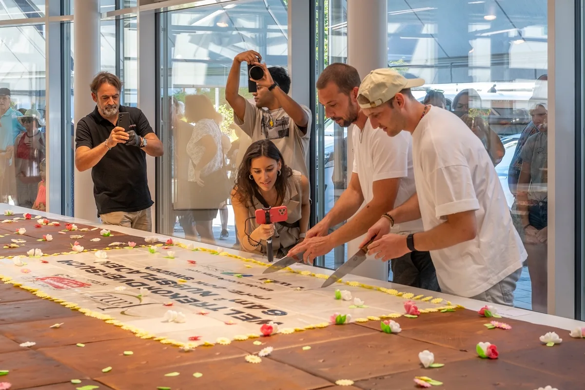 Christian Deppeler-Janz schneidet den weltgrössten Nussfladen zusammen mit Dom Sweden an.