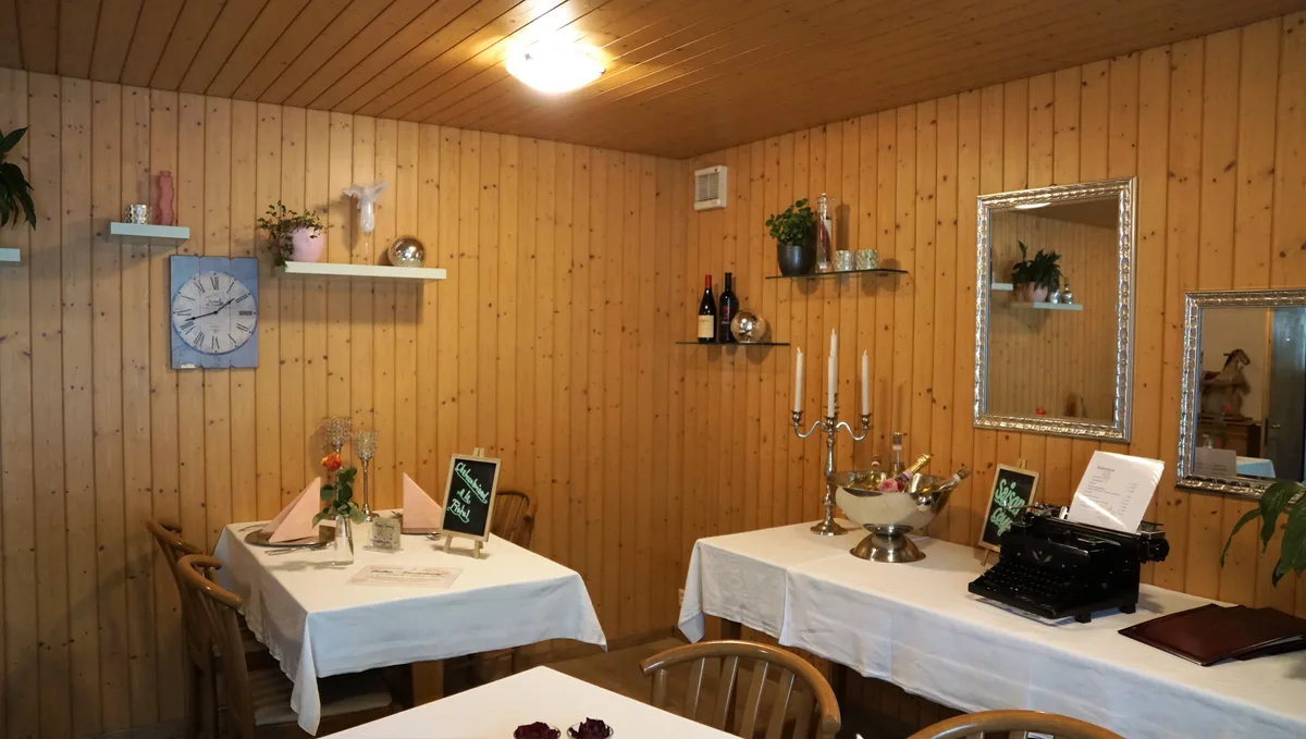 Man sieht einen Saal in einem Restaurant.