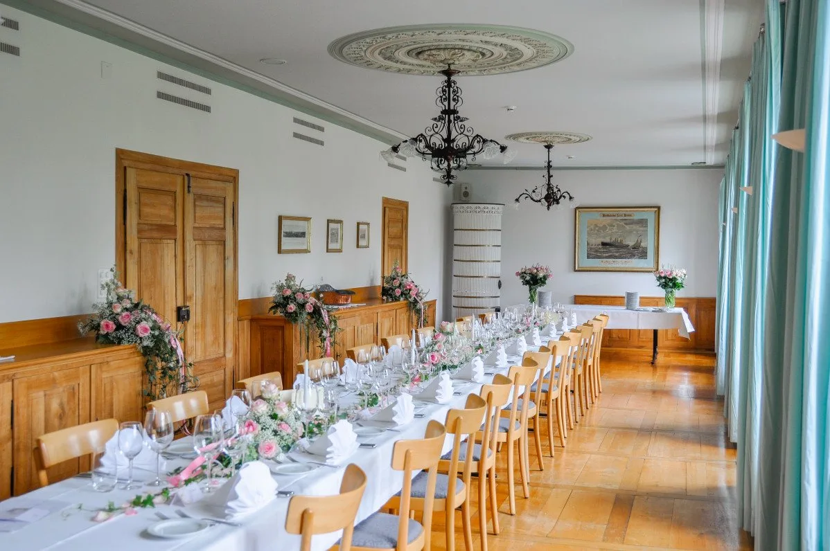 Man sieht den Saal im Gasthof Gyrenbad ob Turbenthal mit gedeckten Tischen.