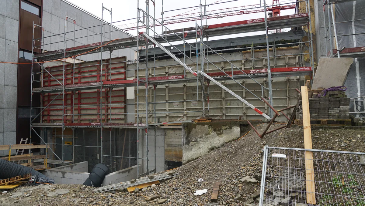 Man sieht die Baustelle des Hallenbads Bauma von aussen.