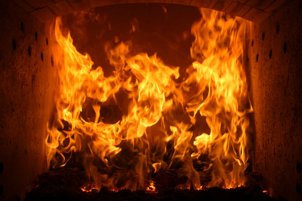 Man sieht ein Feuer.