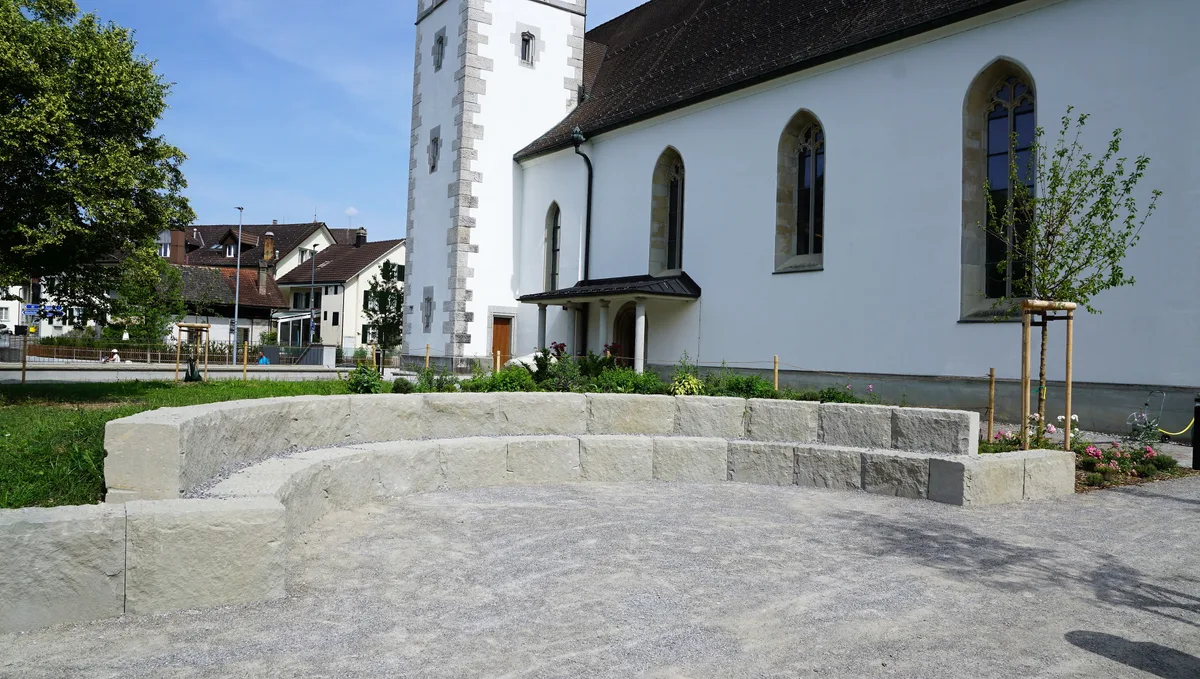 Man sieht eine kleine Arena aus Steinblöcken.