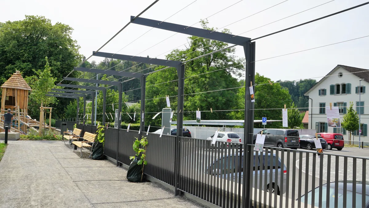 Das neue Bänkli wird bei der Pergola stehen – aber mit etwas Abstand zu den bestehenden Bänken. (Archiv) Man sieht die Pergola im Kirchenpark.