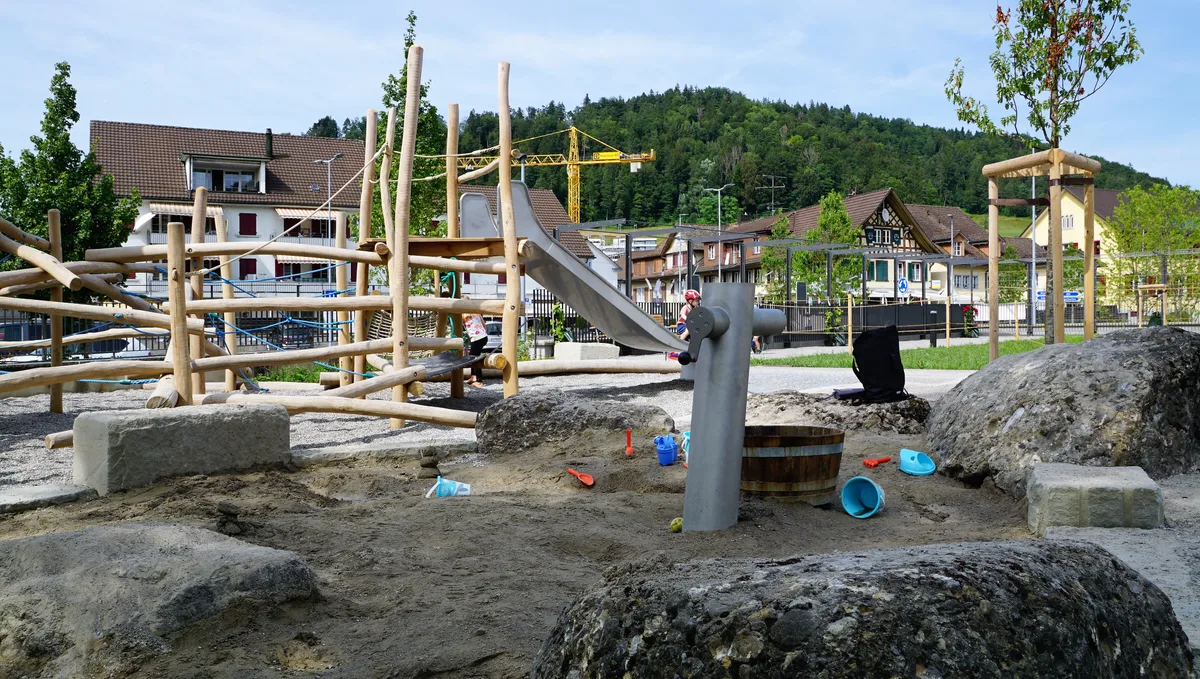 Spielplatz mit Sandkasten und Wasserstelle