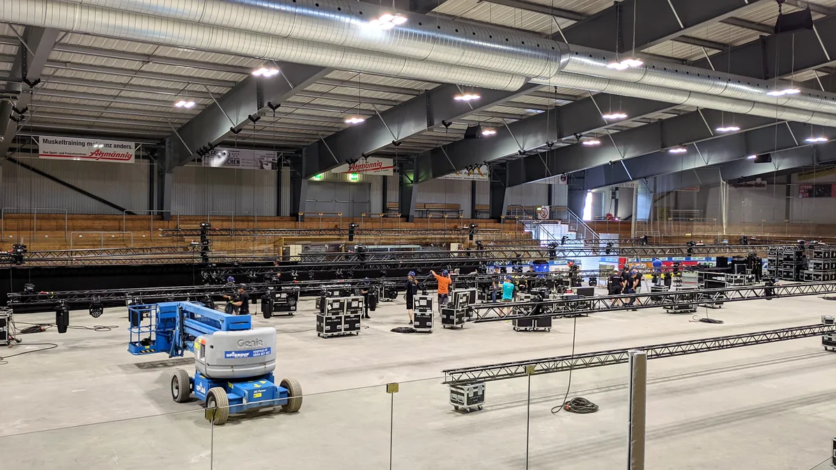 Man sieht die Eishalle in Wetzikon, darin wird eine Bühne aufgebaut.