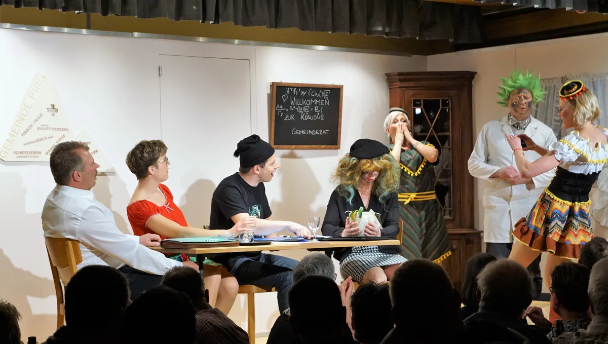 Man sieht Menschen auf einer Bühne bei einem Theaterstück.