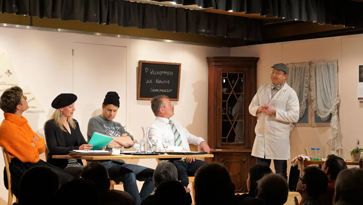 Man sieht Menschen auf einer Bühne bei einem Theaterstück.