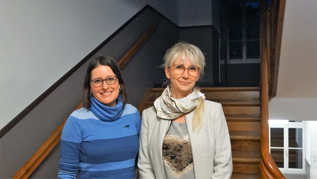 Angela Gander (links) und Gemeinderätin Manuela Burkhalter (SVP) hoffen auf einen erfolgreichen Start des Freiwilligennetzes. Man sieht zwei Frauen in einem Treppenhaus.