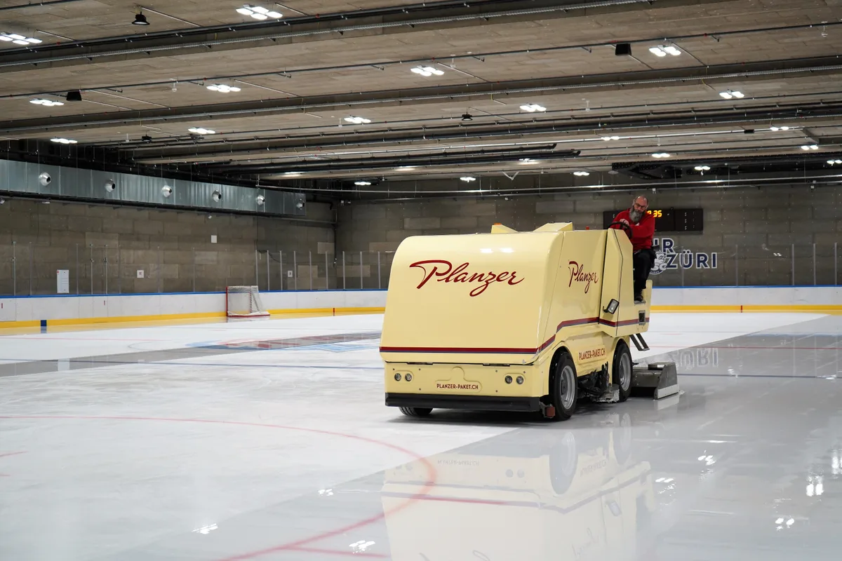 Man sieht einen Mann bei der Eisreinigung.