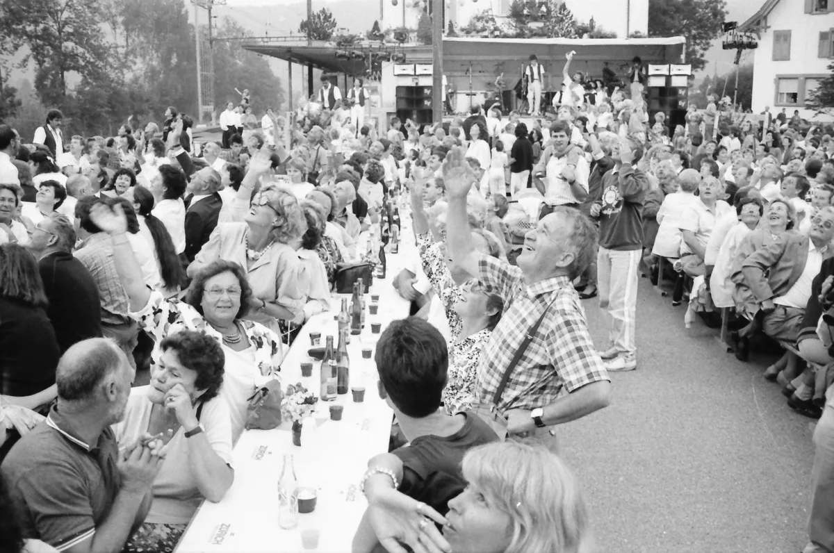 Man sieht Personen an einem Volksfest am Bahnhof Turbenthal.