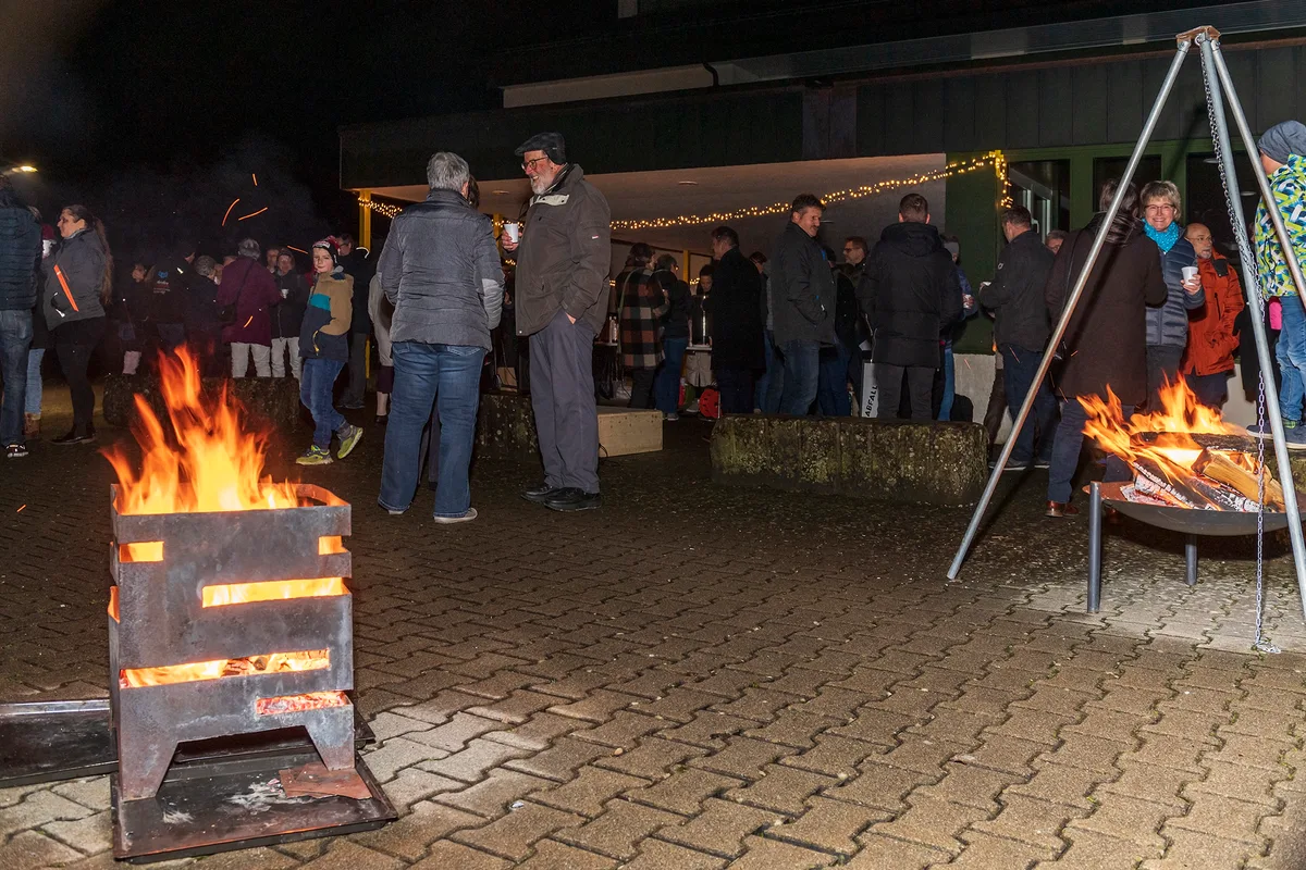 Man sieht Menschen am Neujahrsempfang in Wila.